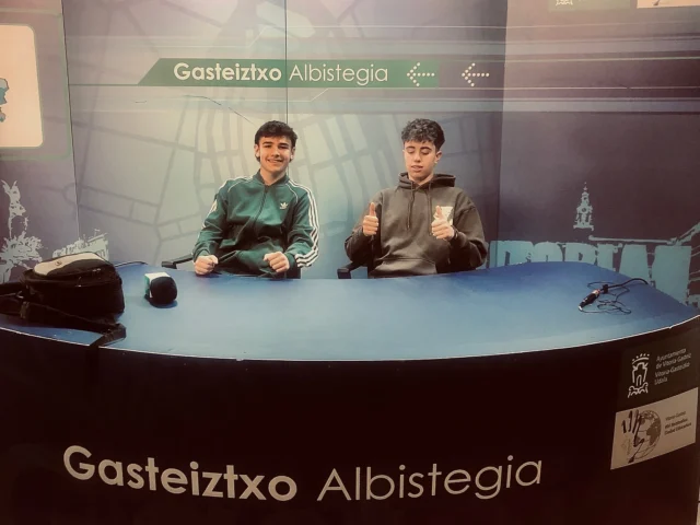 🎥🗞️ 𝗗𝗕𝗛𝟯: 𝗞𝗮𝘇𝗲𝘁𝗮𝗿𝗶𝘁𝘇𝗮 𝗺𝗮𝗿𝘁𝘅𝗮𝗻! 🗞️🎥

[#SanviDBH]
DBH 3. mailako ikasleek adierazpen ahozkoa, pentsamendu kritikoa eta talde-lana landu dituzte, kazetari bihurtuz. 📰 Berriak bildu, erreportajeak idatzi eta beraien telebista albistegia sortu dute Gasteiztxori esker. Eginez ikastea da helburua! 🎤📺✨
———
🎥🗞️ 𝟯º 𝗘𝗦𝗢: 𝗣𝗲𝗿𝗶𝗼𝗱𝗶𝘀𝗺𝗼 𝗲𝗻 𝗔𝗰𝗰𝗶ó𝗻 🗞️🎥

Nuestros alumnos de 3º de ESO han trabajado la expresión oral, el pensamiento crítico y el trabajo en equipo a través de un proyecto donde se convirtieron en periodistas. Recogieron noticias, redactaron reportajes y crearon su propio informativo de televisión gracias a Gasteiztxo🎤📺✨

#AprenderHaciendo 
#EginezIkasi #sanviatorvitoriagasteiz