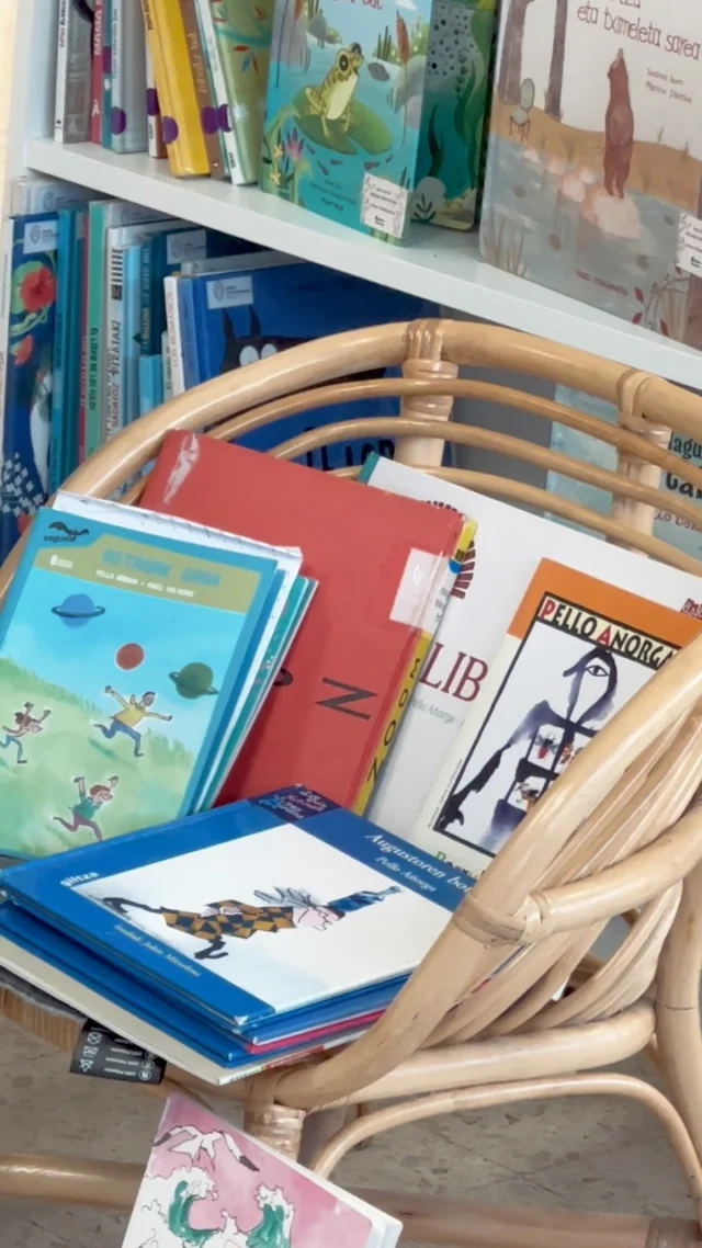 📖✨ 𝙋𝙡𝙖𝙣 𝙇𝙚𝙘𝙩𝙤𝙧 𝙚𝙣 𝙖𝙘𝙘𝙞ó𝙣
Los alumnos de 5º de Primaria han disfrutado de un encuentro especial con Pello Añorga, autor de Astroak Gara. 🌟 A través de sus palabras, han explorado la magia de la lectura y descubierto el poder de las historias. ¡Una experiencia única para seguir fomentando el amor por los libros! 📚💫
———
📖✨ 𝙄𝙧𝙖𝙠𝙪𝙧𝙠𝙚𝙩𝙖 𝙋𝙡𝙖𝙣𝙖 𝙢𝙖𝙧𝙩𝙭𝙖𝙣 
[#SanviLH] 5. mailako ikasleek esperientzia berezi bat izan dute Pello Añorgarekin, Astroak Gara liburuaren egilearekin. 🌟 Bere hitzen bidez, irakurketaren magia eta istorioen indarra ezagutu dituzte. Liburuekiko maitasuna sustatzeko esperientzia paregabea! 📚💫 

#sanviatorvitoriagasteiz #IrakurketaPlana #PlanLector #pelloañorga